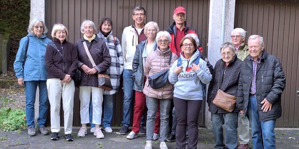 Gruppe vor den Garagen