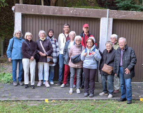 Gruppe vor den Garagen