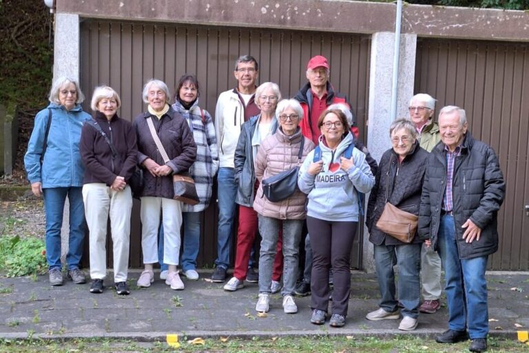Gruppe vor den Garagen